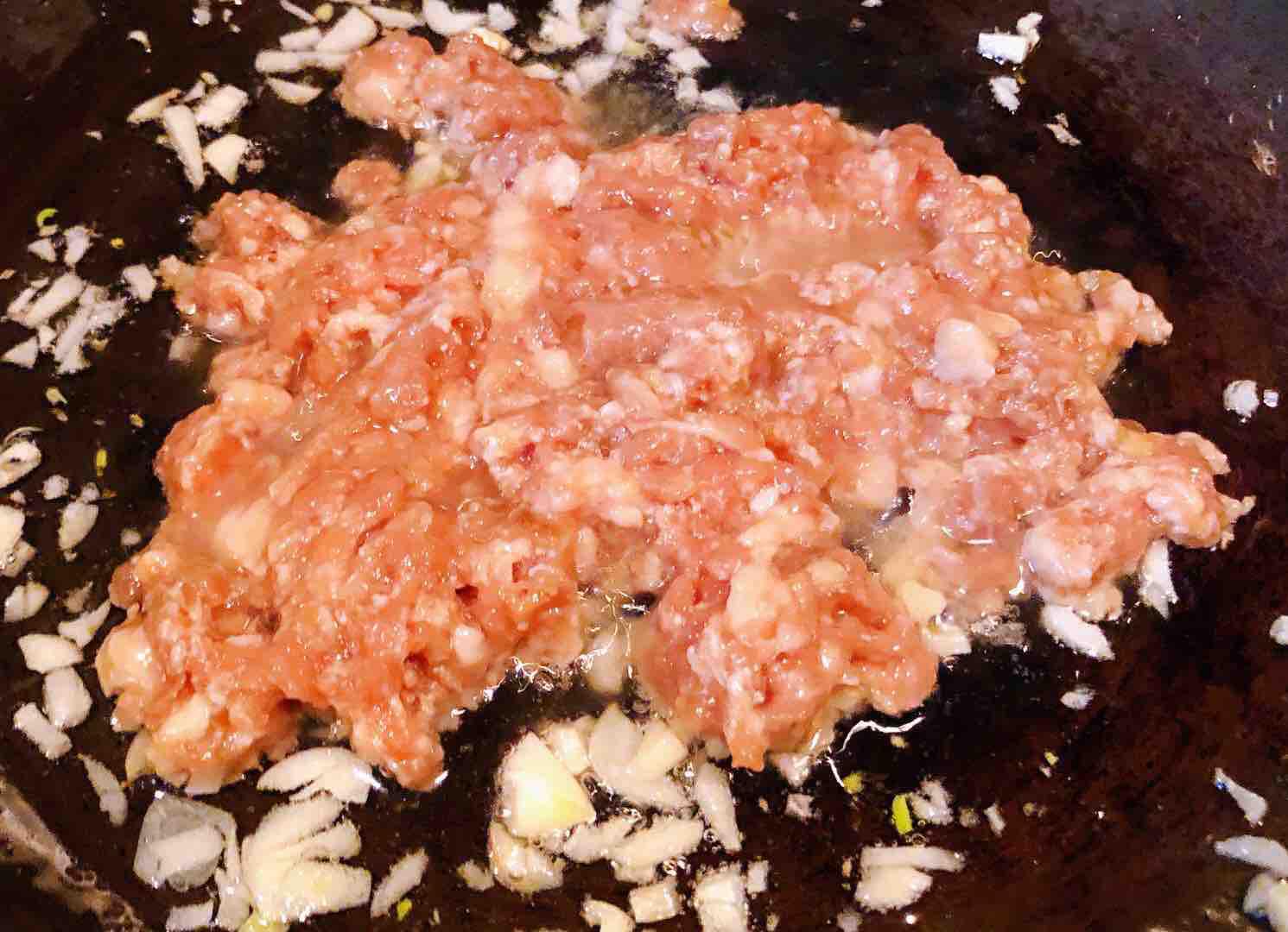 西紅柿香菇芹菜葉豬肉疙瘩湯的做法-家常味煮菜譜