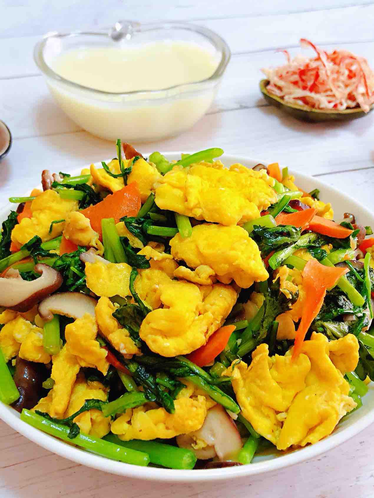 茼蒿炒雞蛋香菇胡蘿卜的做法-家常味炒菜譜