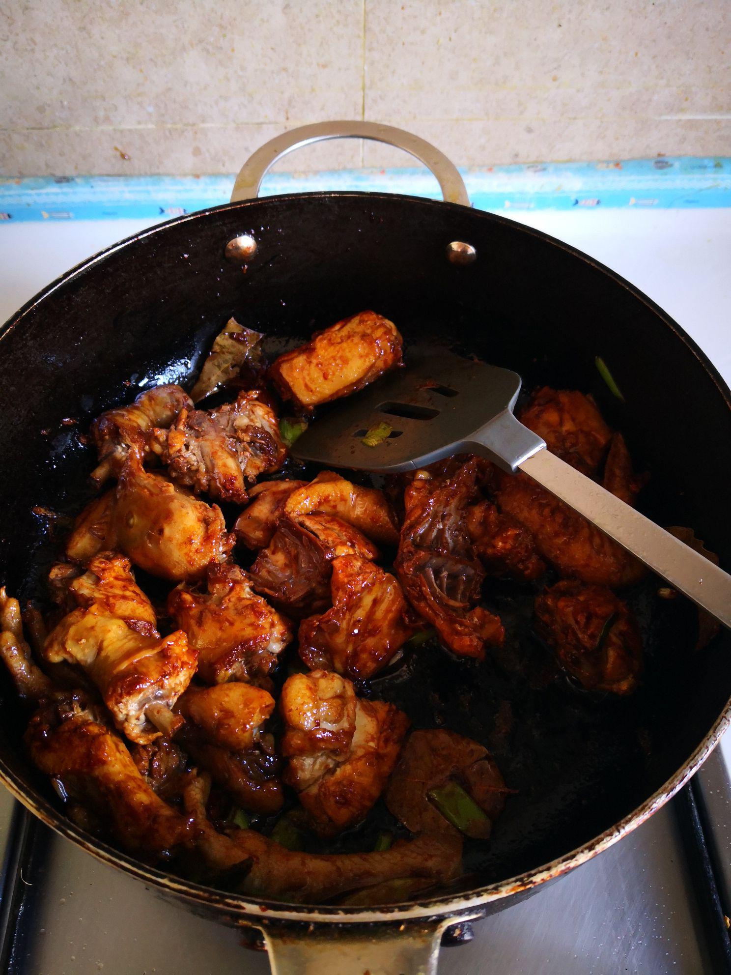 三黃雞燒土豆的做法-家常味燒菜譜