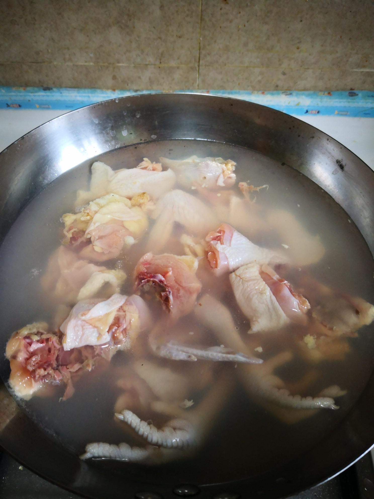 三黃雞燒土豆的做法-家常味燒菜譜