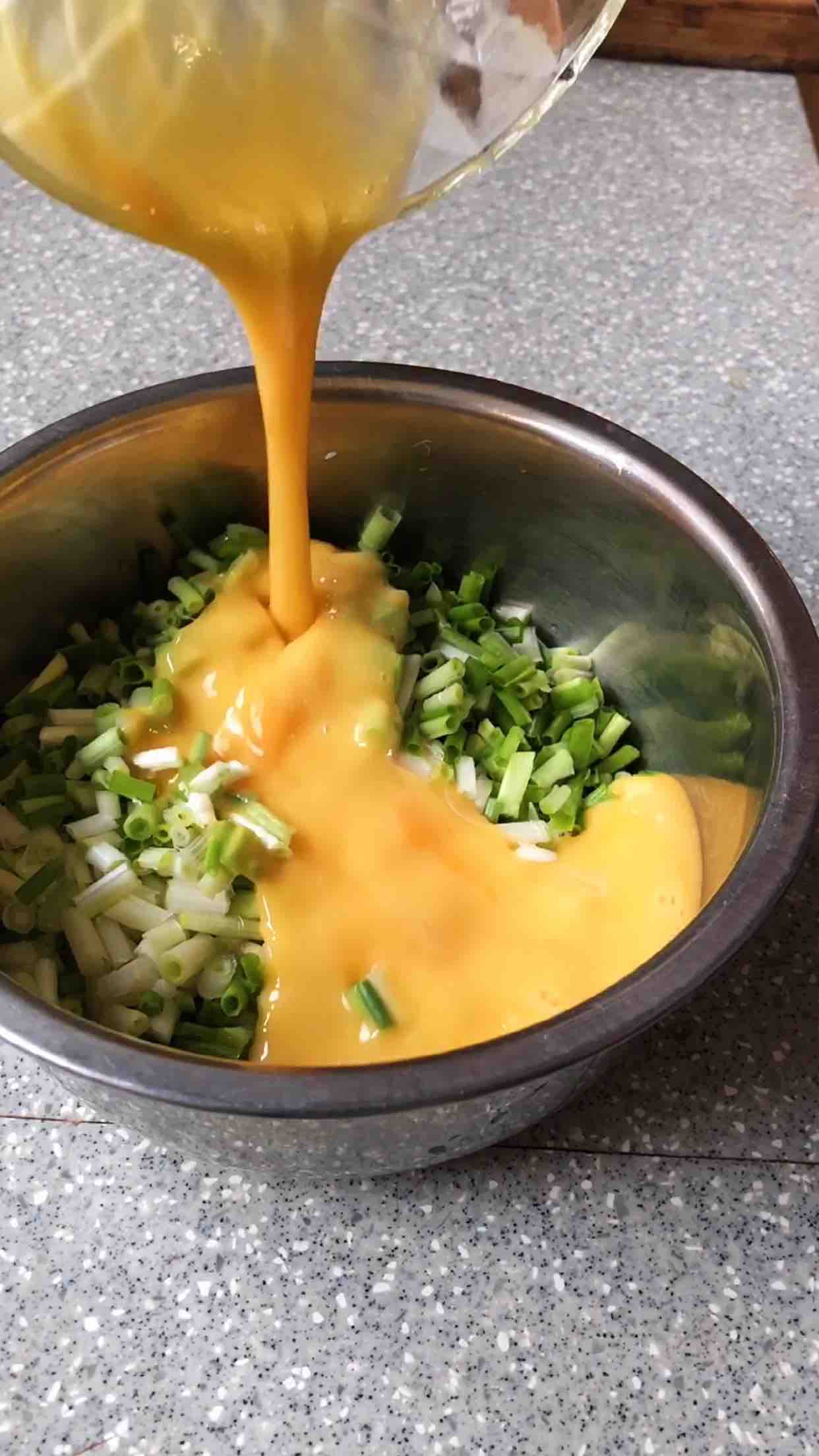 小蔥炒雞蛋的做法-蒜香味炒菜譜