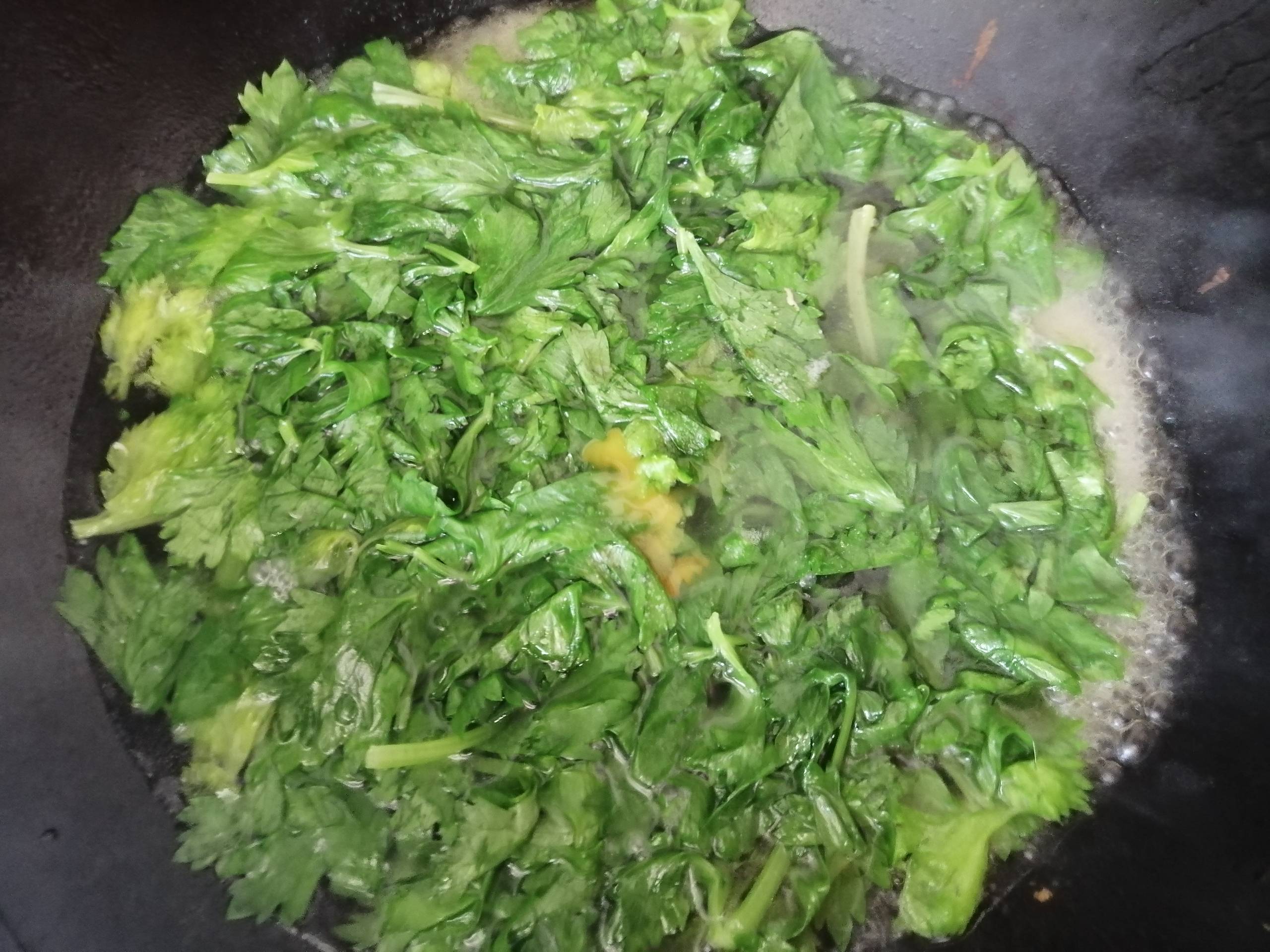 芹菜葉不要丟棄加它變身美味湯的做法-家常味煮菜譜