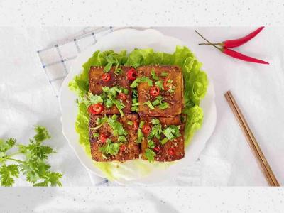 2元錢的豆腐那么做,比肉還下飯的做法-醬香氣烤菜譜