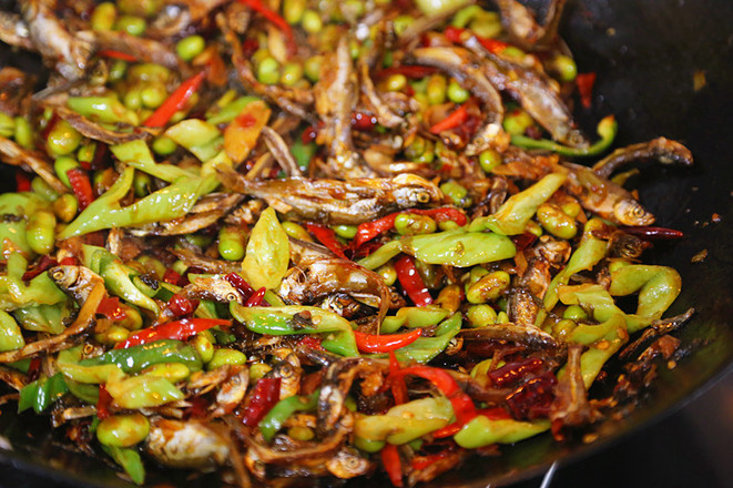 香辣毛豆米炒小魚(yú)干的做法-家常味炒菜譜