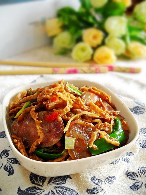 苦瓜干炒臘腸的做法-家常味炒菜譜
