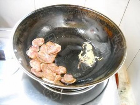 苦瓜干炒臘腸的做法-家常味炒菜譜