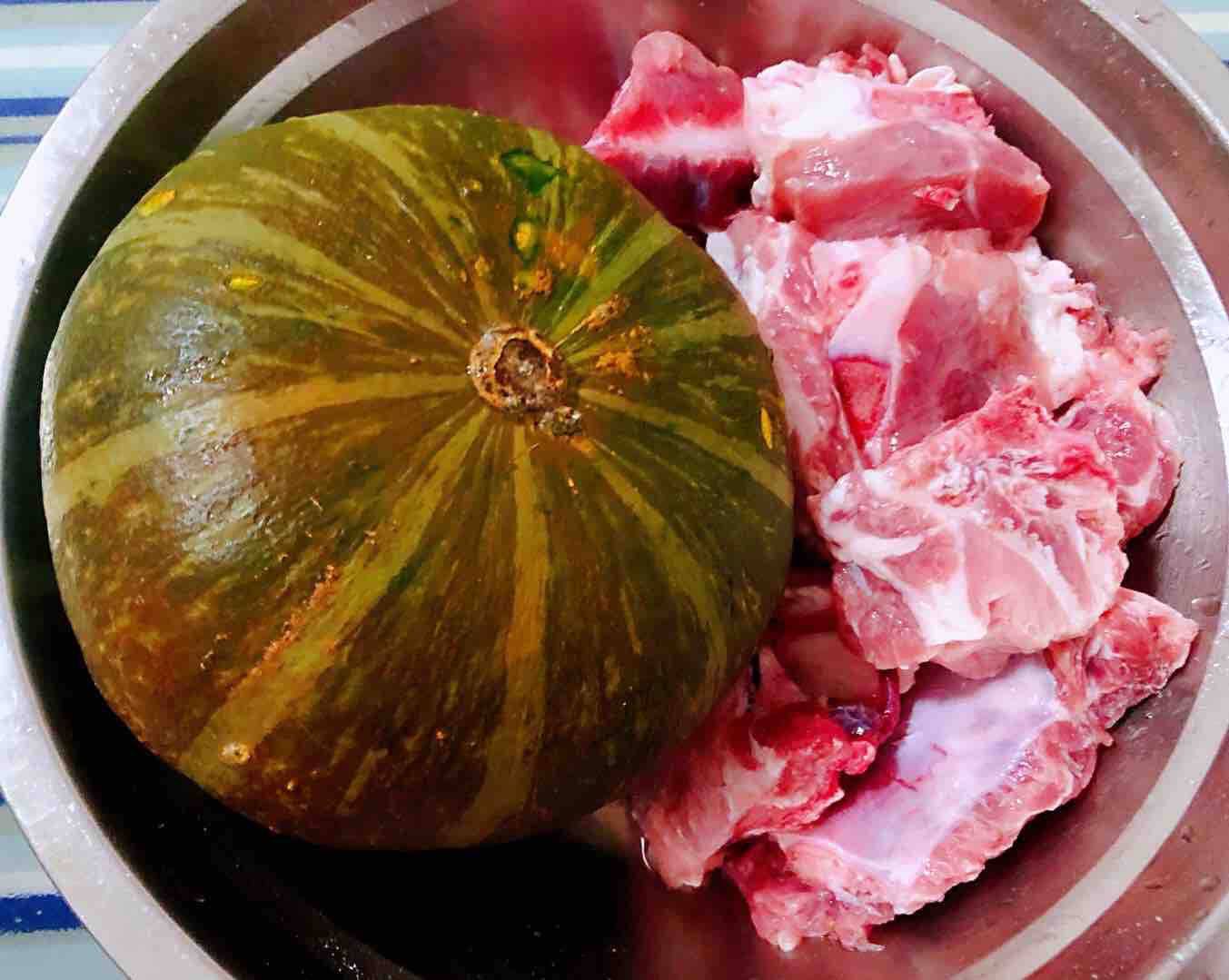 排骨蒸南瓜的做法-咸鮮味蒸菜譜-易網<a href=http://www.xllyou.com/ target=_blank class=infotextkey>健康養生</a>網 排骨蒸南瓜的做法-咸鮮味蒸菜譜