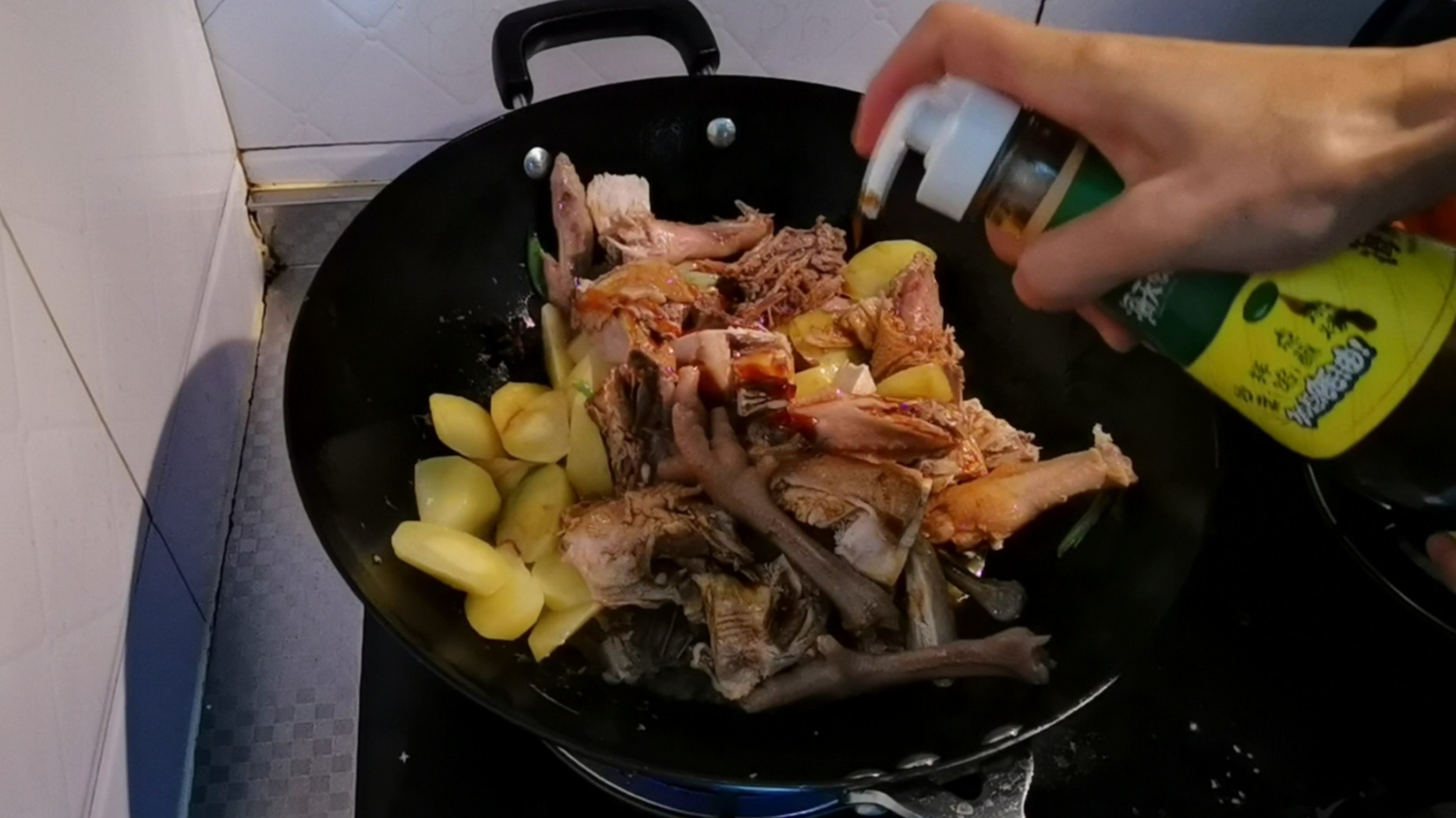 東北人最愛的小雞燉蘑菇土豆的做法-家常味燉菜譜-易網健康養生網 東北人最愛的小雞燉蘑菇土豆的做法-家常味燉菜譜