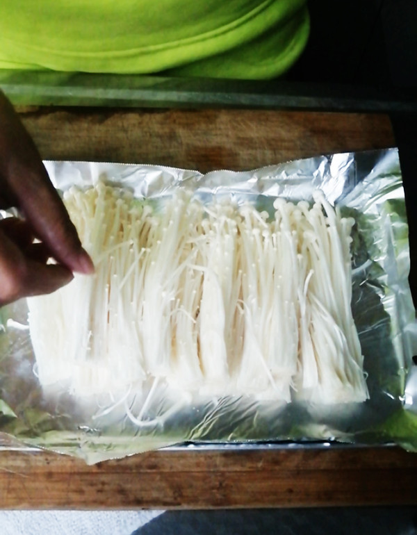 錫紙金針菇的做法-咸鮮味烤菜譜