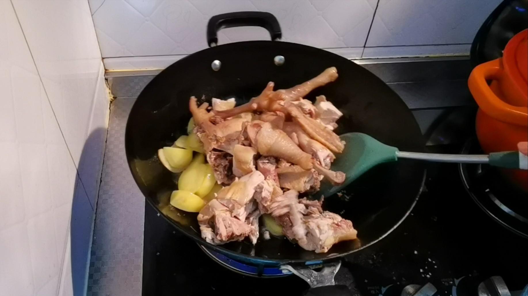 東北人最愛的小雞燉蘑菇土豆的做法-家常味燉菜譜-易網健康養生網 東北人最愛的小雞燉蘑菇土豆的做法-家常味燉菜譜