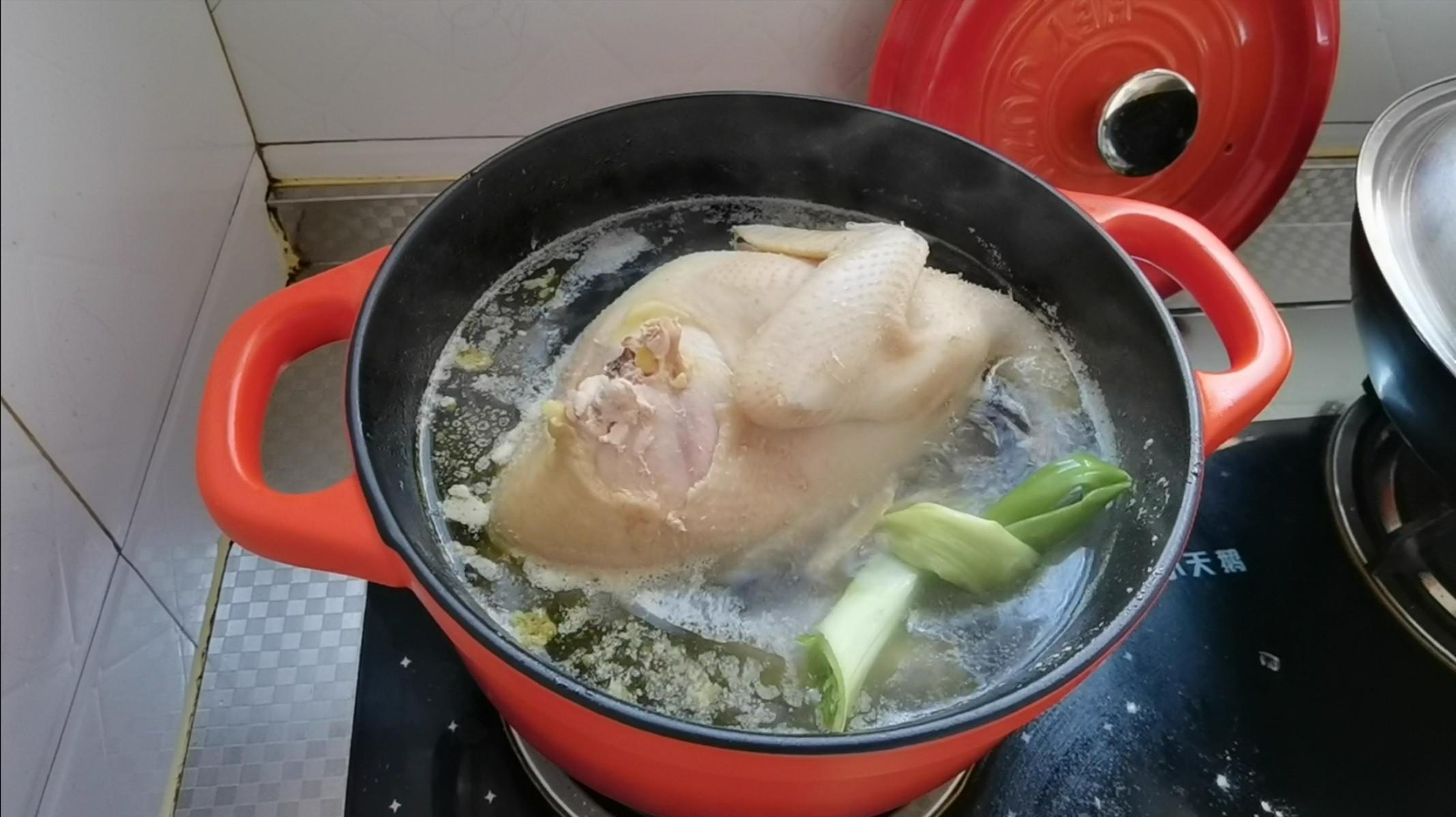 東北人最愛的小雞燉蘑菇土豆的做法-家常味燉菜譜-易網<a href=http://www.xllyou.com/ target=_blank class=infotextkey>健康養生</a>網 東北人最愛的小雞燉蘑菇土豆的做法-家常味燉菜譜