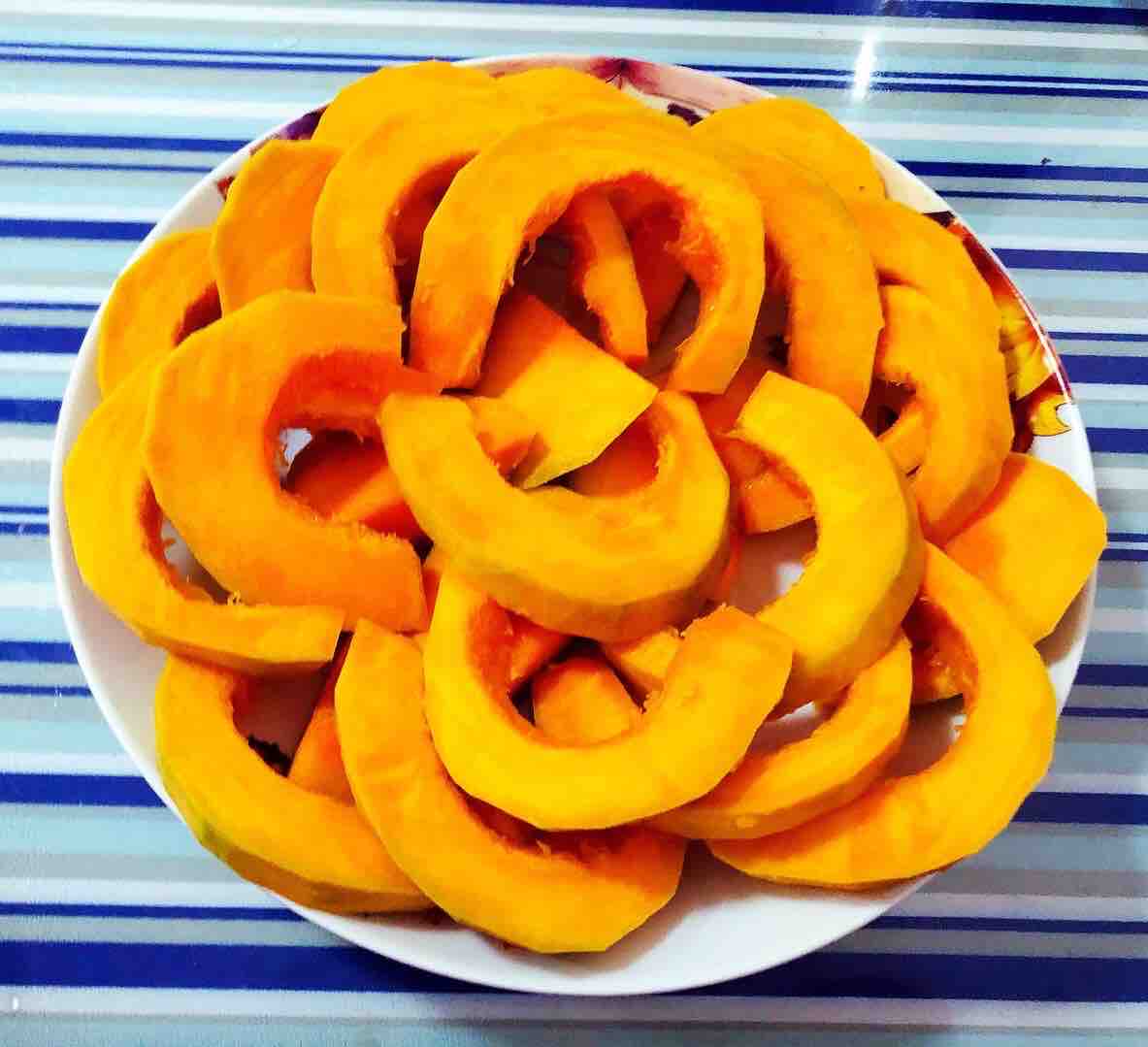 排骨蒸南瓜的做法-咸鮮味蒸菜譜-易網健康養生網 排骨蒸南瓜的做法-咸鮮味蒸菜譜