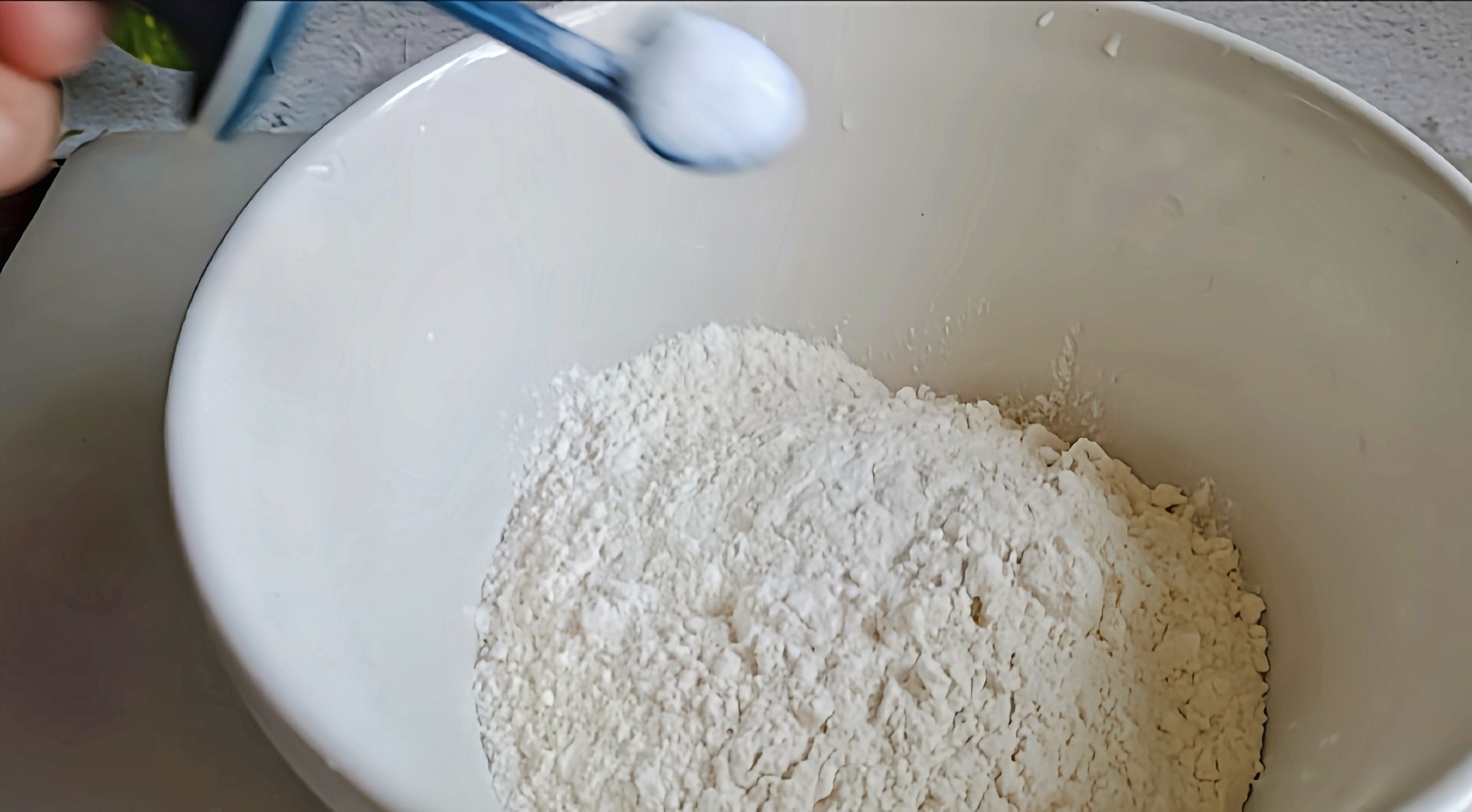 秋冬這樣吃,菜飯一鍋出~魚頭泡餅的做法-咸鮮味燉菜譜-易網<a href=http://www.xllyou.com/ target=_blank class=infotextkey>健康養生</a>網 秋冬這樣吃,菜飯一鍋出~魚頭泡餅的做法-咸鮮味燉菜譜