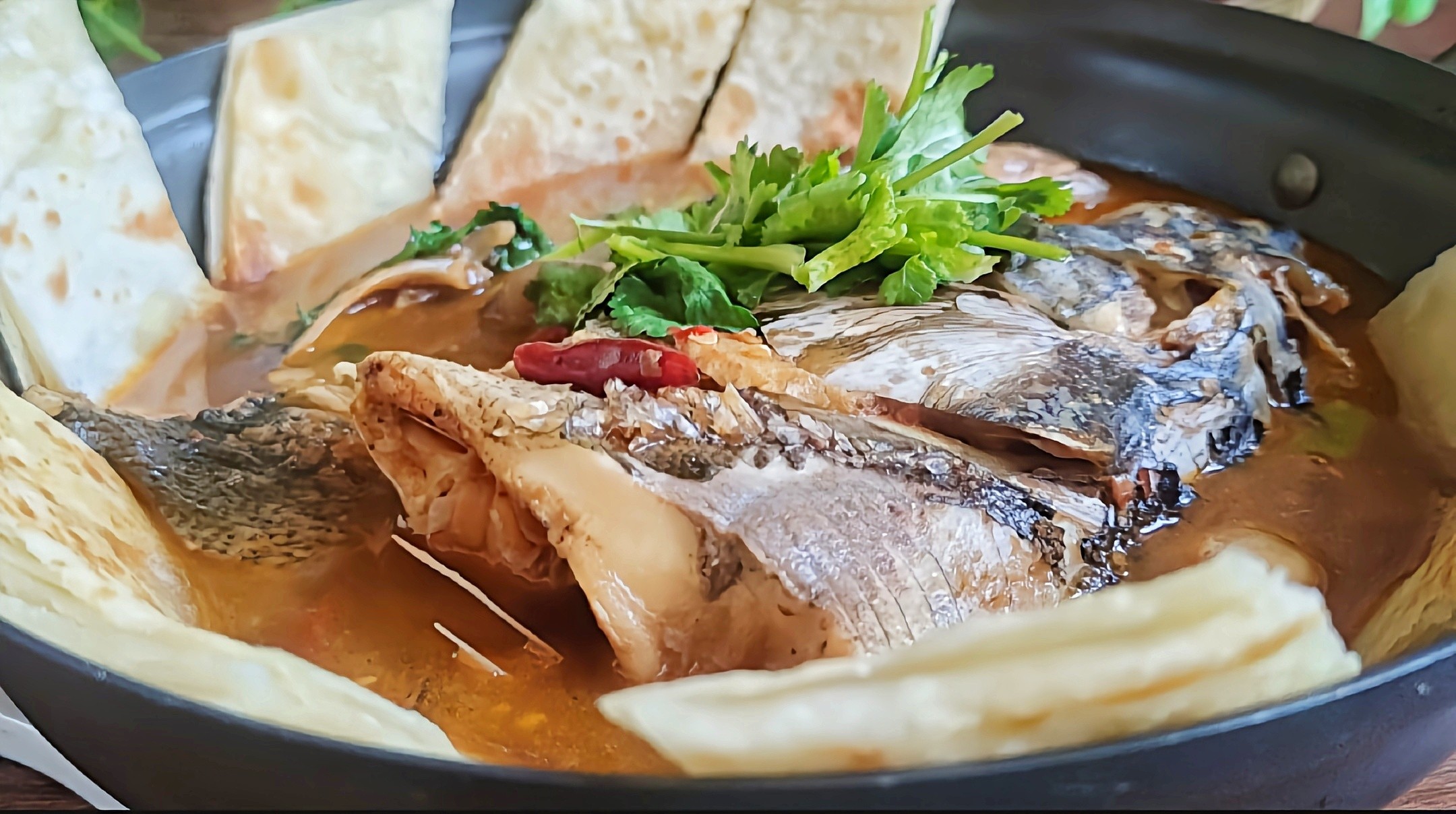 秋冬這樣吃,菜飯一鍋出~魚頭泡餅的做法-咸鮮味燉菜譜-易網健康養生網 秋冬這樣吃,菜飯一鍋出~魚頭泡餅的做法-咸鮮味燉菜譜