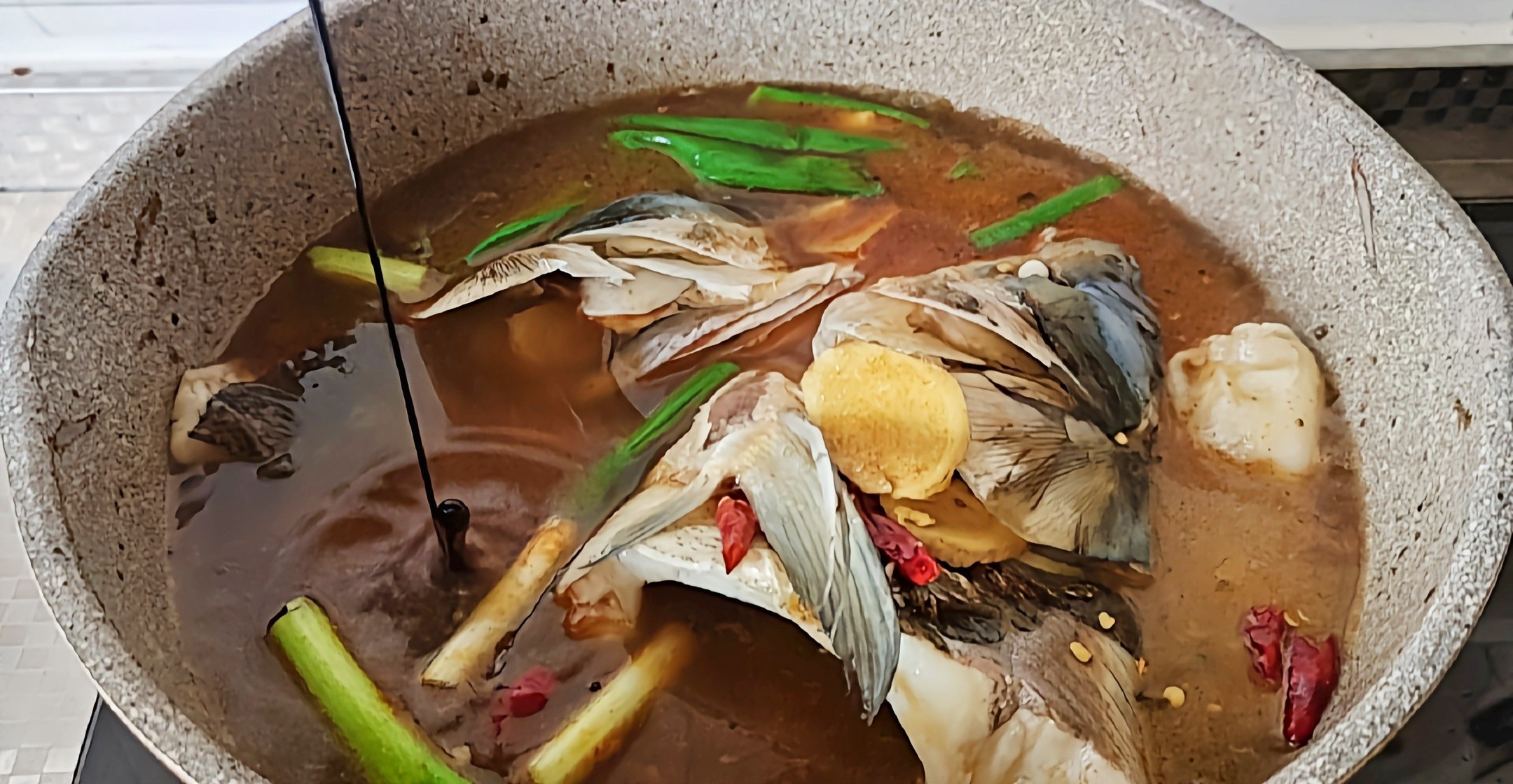秋冬這樣吃,菜飯一鍋出~魚頭泡餅的做法-咸鮮味燉菜譜-易網健康養生網 秋冬這樣吃,菜飯一鍋出~魚頭泡餅的做法-咸鮮味燉菜譜