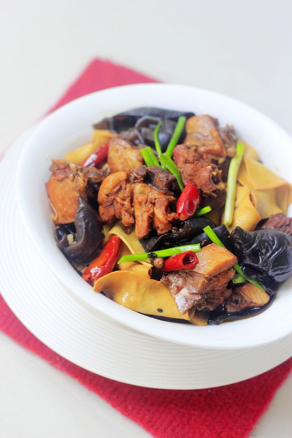 豆皮木耳燒雞的做法-咸鮮味燒菜譜-易網健康養生網 豆皮木耳燒雞的做法-咸鮮味燒菜譜