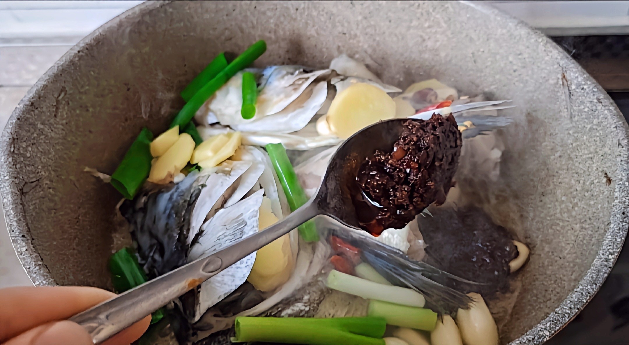 秋冬這樣吃,菜飯一鍋出~魚頭泡餅的做法-咸鮮味燉菜譜-易網健康養生網 秋冬這樣吃,菜飯一鍋出~魚頭泡餅的做法-咸鮮味燉菜譜