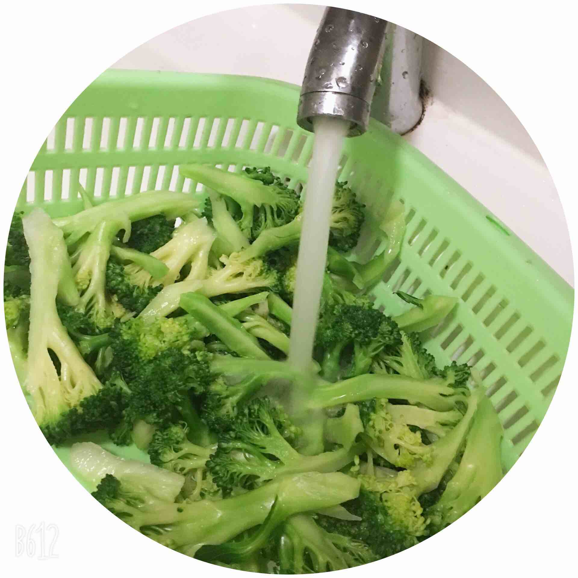 素炒西蘭花的做法-家常味炒菜譜-易網健康養生網 素炒西蘭花的做法-家常味炒菜譜