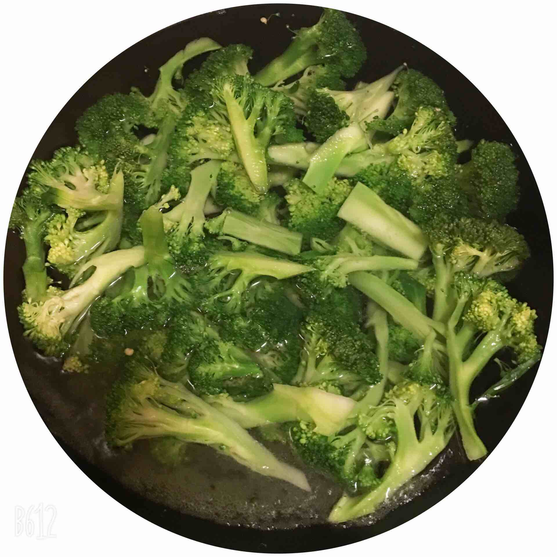 素炒西蘭花的做法-家常味炒菜譜-易網<a href=http://www.xllyou.com/ target=_blank class=infotextkey>健康養生</a>網 素炒西蘭花的做法-家常味炒菜譜