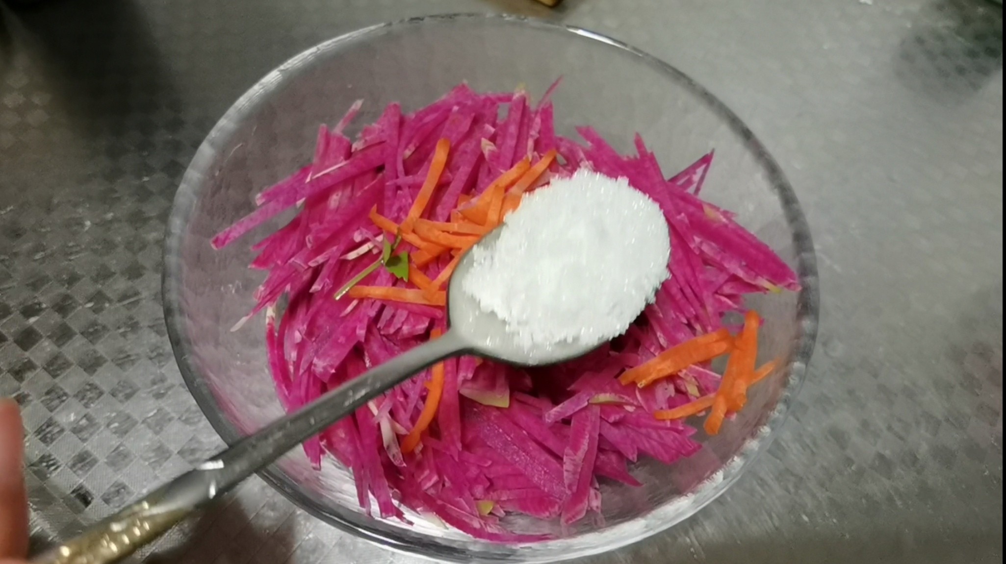 幾分鐘就能搞定的酸甜爽口小涼菜的做法-酸甜味拌菜譜-易網健康養生網 幾分鐘就能搞定的酸甜爽口小涼菜的做法-酸甜味拌菜譜