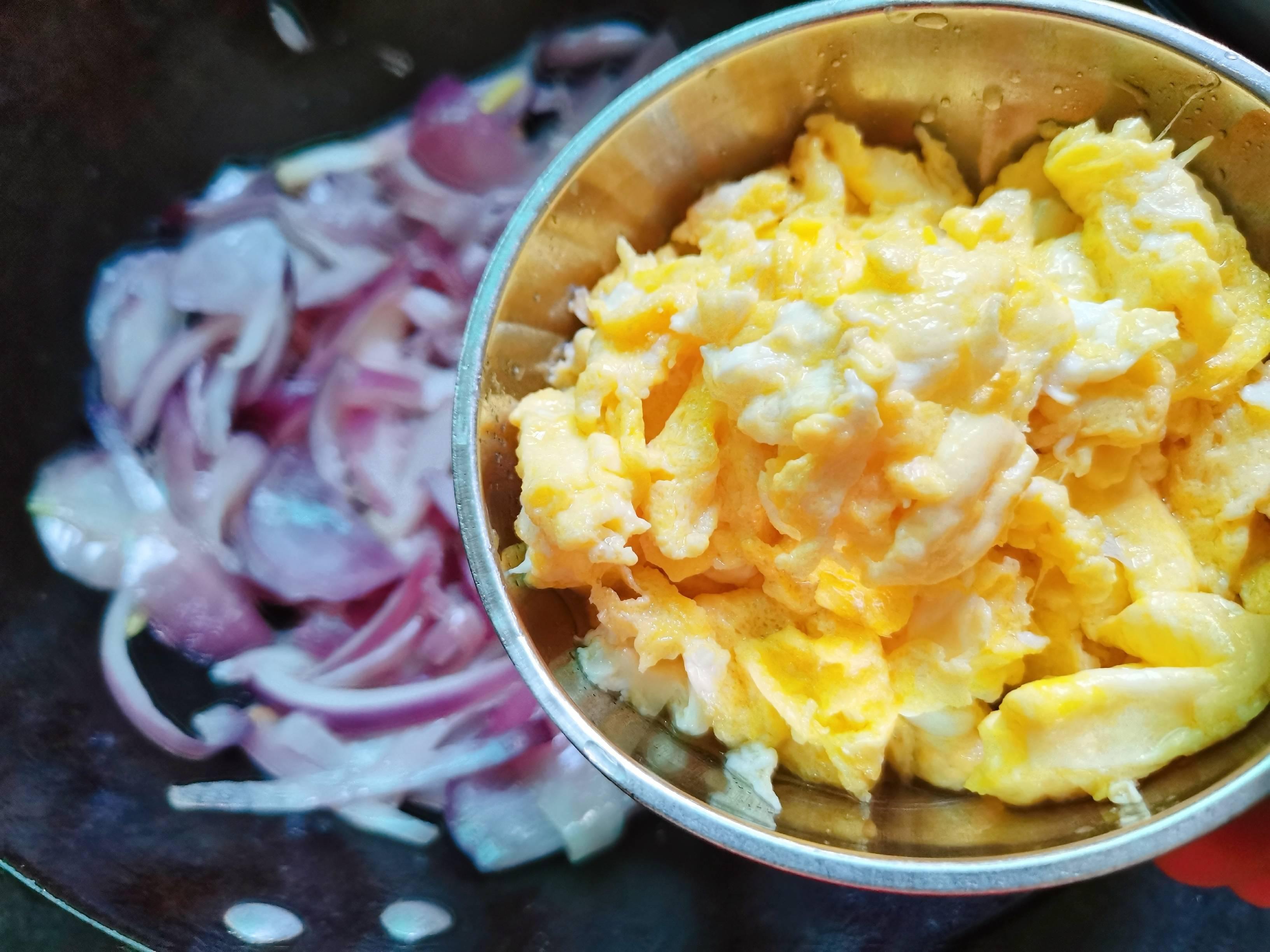 洋蔥炒蛋的做法-家常味炒菜譜