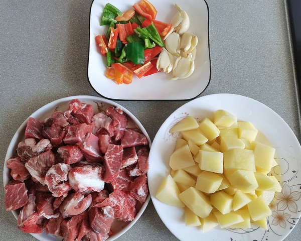 鮮美又饞人的土豆燉牛肉的做法-家常味燉菜譜-易網(wǎng)<a href=http://www.xllyou.com/ target=_blank class=infotextkey>健康養(yǎng)生</a>網(wǎng) 鮮美又饞人的土豆燉牛肉的做法-家常味燉菜譜