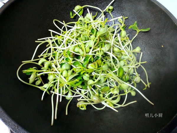 蝦仁炒豆苗的做法-家常味炒菜譜-易網<a href=http://www.xllyou.com/ target=_blank class=infotextkey>健康養生</a>網 蝦仁炒豆苗的做法-家常味炒菜譜