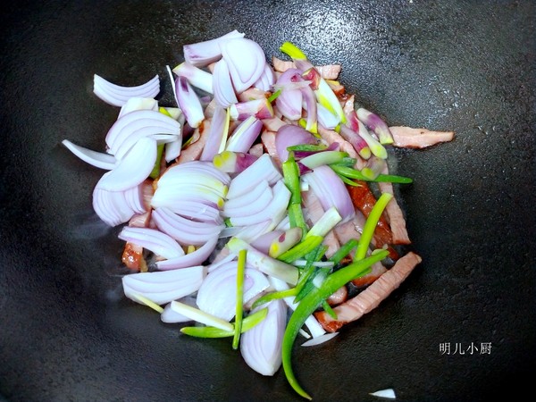 洋蔥炒臘肉的做法-家常味炒菜譜-易網健康養生網 洋蔥炒臘肉的做法-家常味炒菜譜