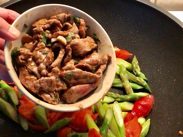 蘆筍甜椒炒牛肉的做法-家常味炒菜譜