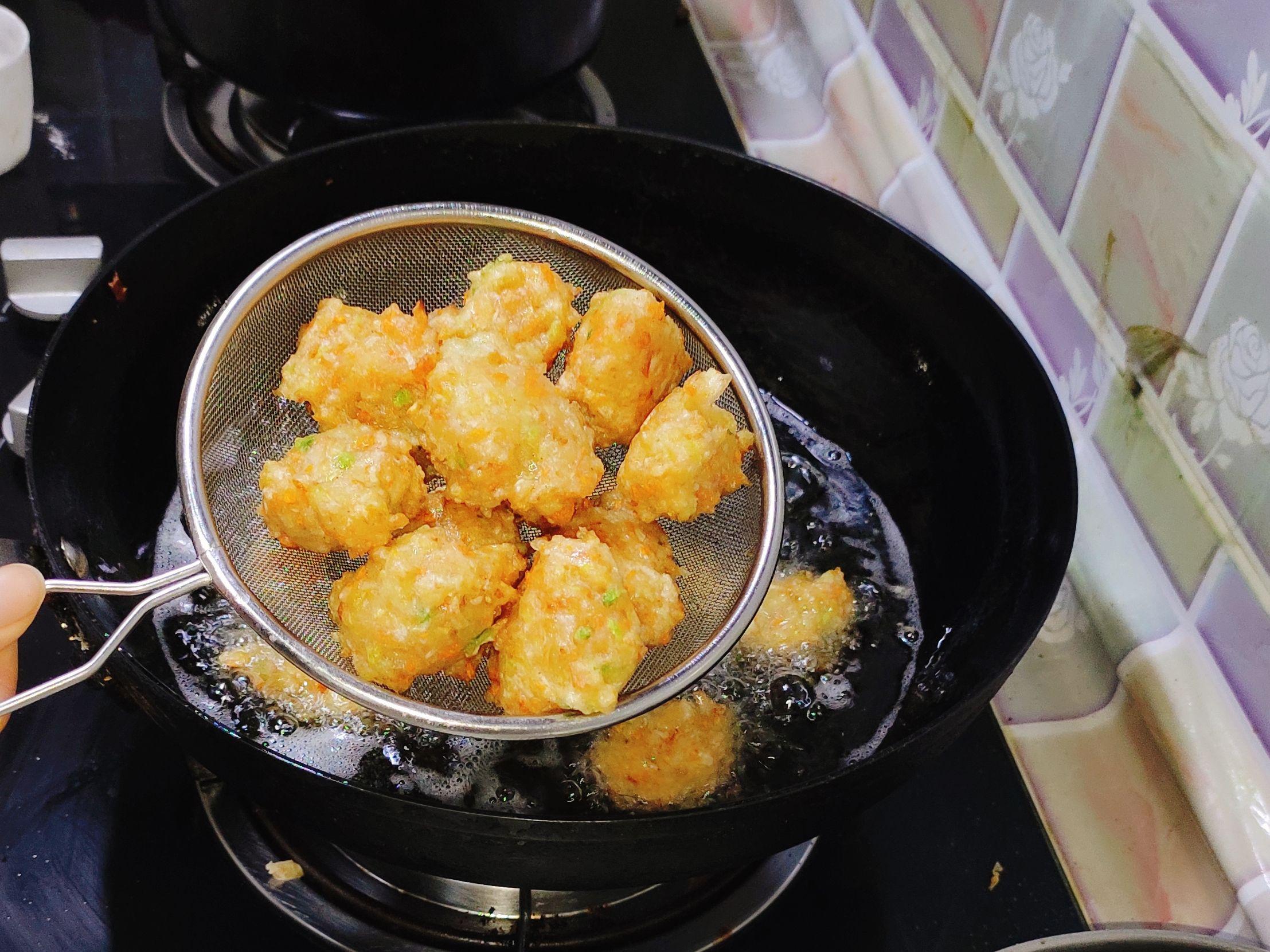 外酥里嫩的五彩丸子的做法-咸鮮味炸菜譜