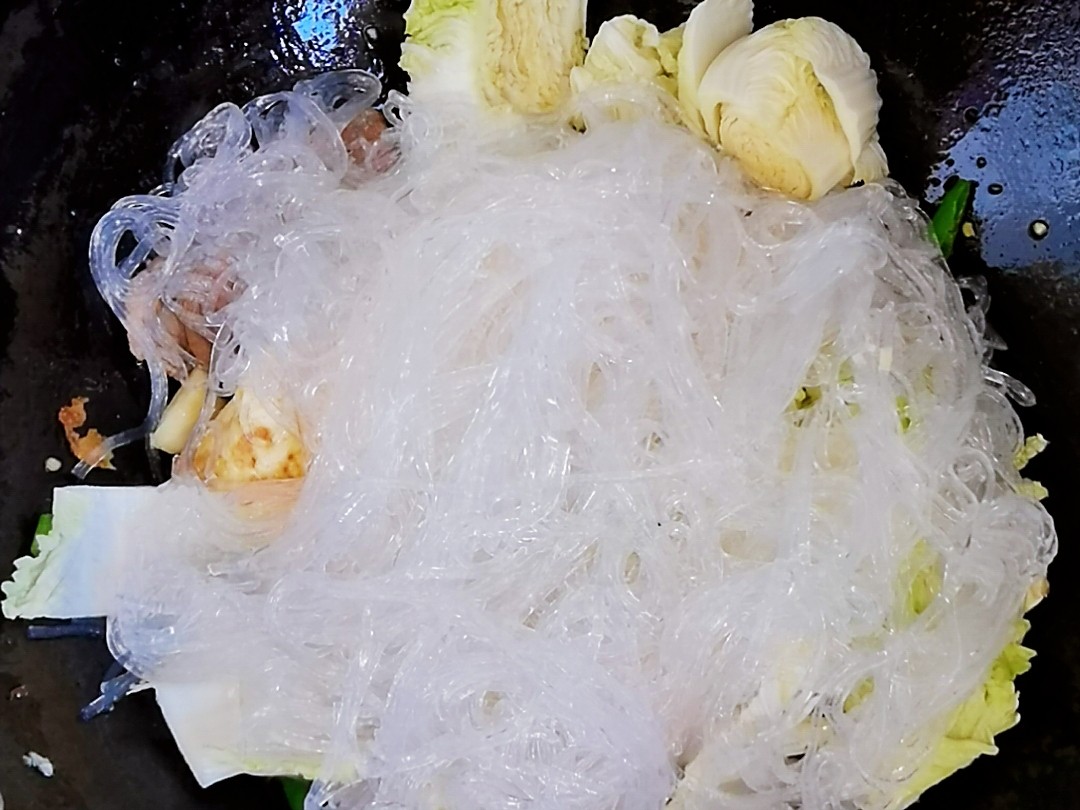 冬日暖胃家常菜-豆腐粉絲煲,葷素搭配,經濟實惠又美味的做法-咸鮮味炒菜譜-易網健康養生網 冬日暖胃家常菜-豆腐粉絲煲,葷素搭配,經濟實惠又美味的做法-咸鮮味炒菜譜