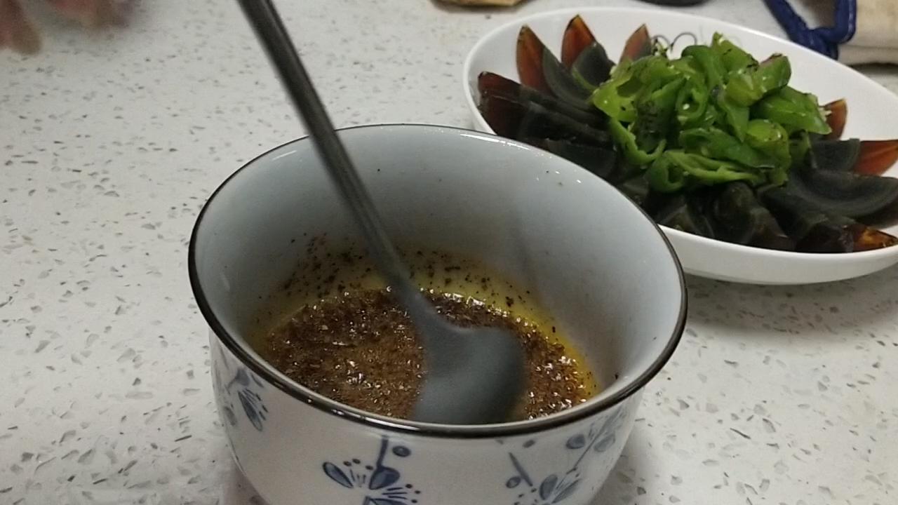 輕松get皮蛋新做法－燒椒皮蛋的做法-家常味拌菜譜