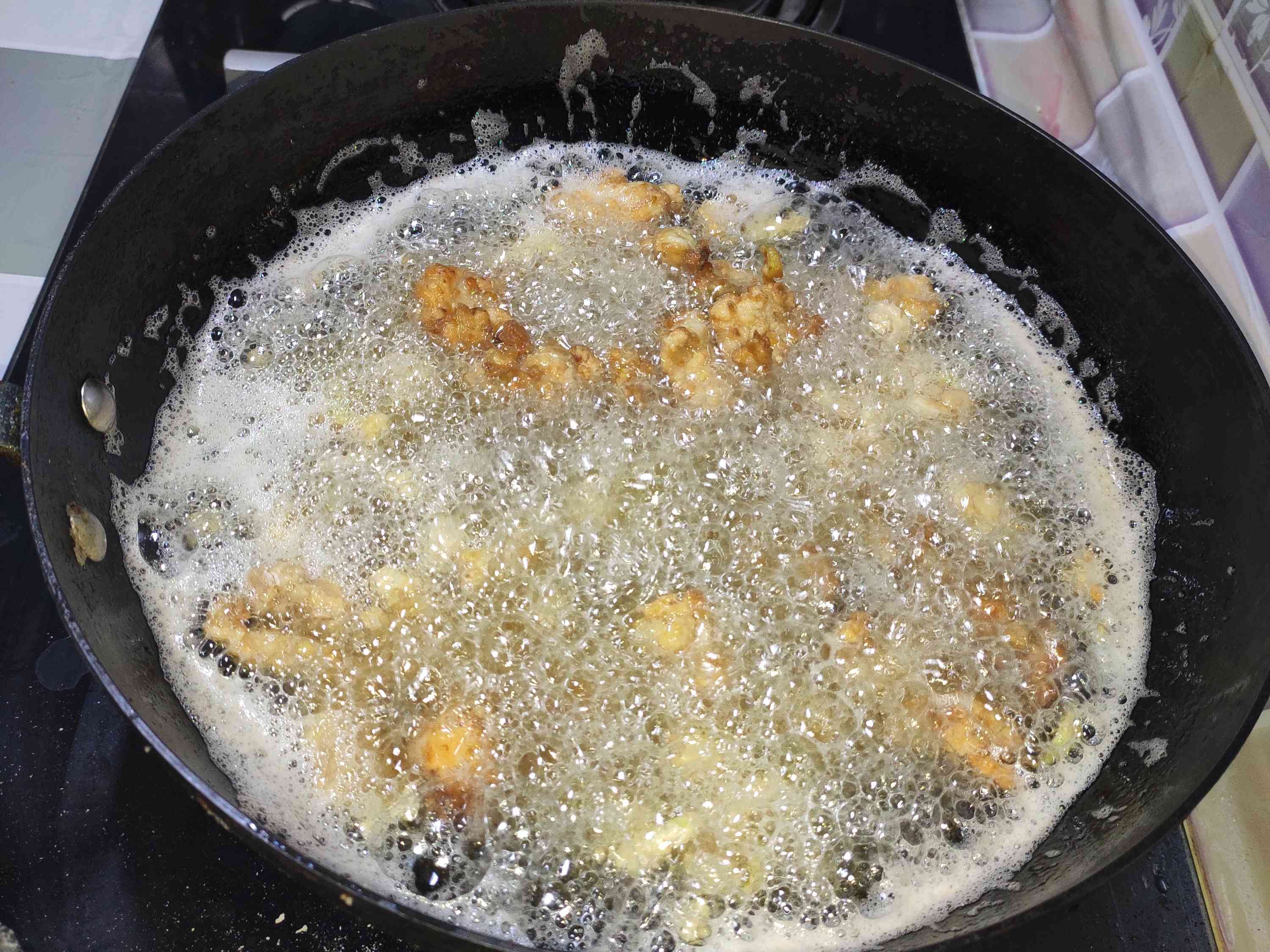 燒烤味的酥脆雞米花的做法-咸鮮味炸菜譜-易網健康養生網 燒烤味的酥脆雞米花的做法-咸鮮味炸菜譜