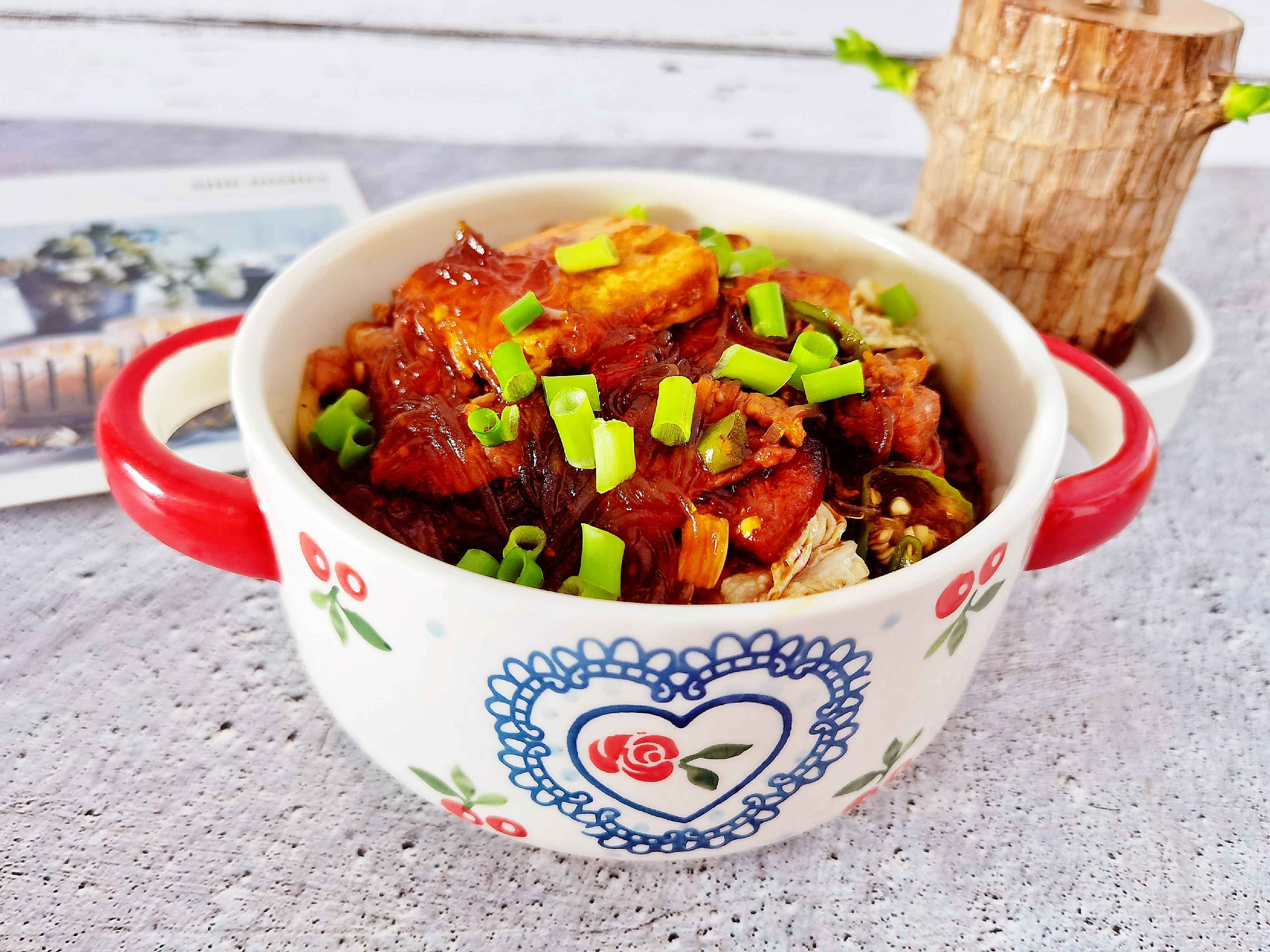 冬日暖胃家常菜-豆腐粉絲煲,葷素搭配,經濟實惠又美味的做法-咸鮮味炒菜譜-易網健康養生網 冬日暖胃家常菜-豆腐粉絲煲,葷素搭配,經濟實惠又美味的做法-咸鮮味炒菜譜