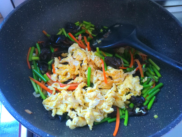 蒜薹木耳炒雞蛋的做法-家常味炒菜譜-易網(wǎng)健康養(yǎng)生網(wǎng) 蒜薹木耳炒雞蛋的做法-家常味炒菜譜