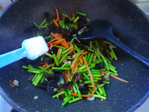 蒜薹木耳炒雞蛋的做法-家常味炒菜譜-易網(wǎng)健康養(yǎng)生網(wǎng) 蒜薹木耳炒雞蛋的做法-家常味炒菜譜