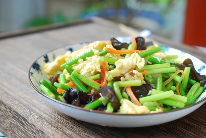 蒜薹木耳炒雞蛋的做法-家常味炒菜譜-易網(wǎng)健康養(yǎng)生網(wǎng) 蒜薹木耳炒雞蛋的做法-家常味炒菜譜