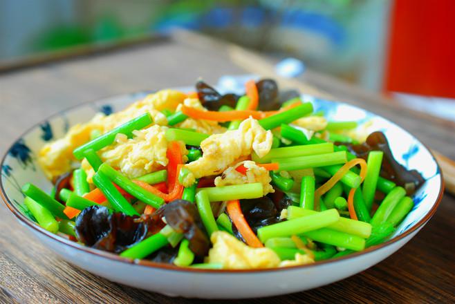 蒜薹木耳炒雞蛋的做法-家常味炒菜譜-易網(wǎng)健康養(yǎng)生網(wǎng) 蒜薹木耳炒雞蛋的做法-家常味炒菜譜