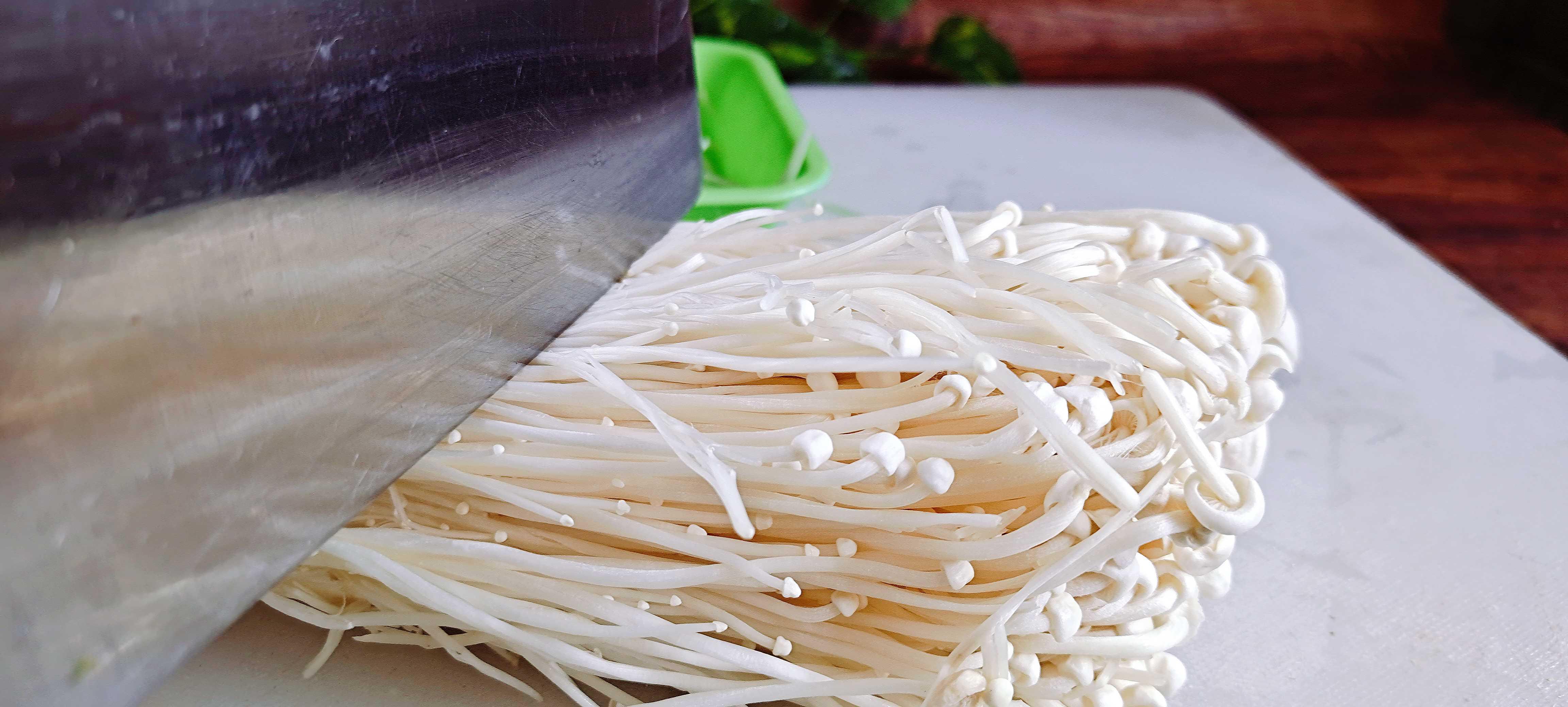 秋冬這樣吃豆腐，暖身又下飯…金針豆腐煲的做法-咸鮮味煲菜譜