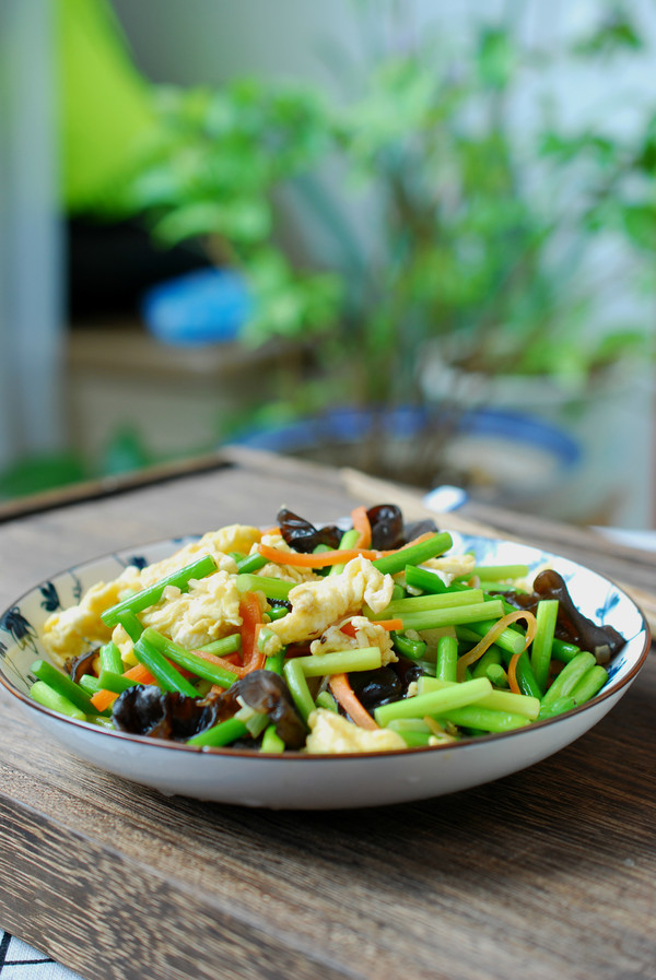 蒜薹木耳炒雞蛋的做法-家常味炒菜譜-易網(wǎng)健康養(yǎng)生網(wǎng) 蒜薹木耳炒雞蛋的做法-家常味炒菜譜