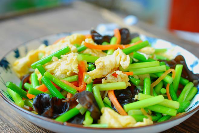 蒜薹木耳炒雞蛋的做法-家常味炒菜譜-易網(wǎng)健康養(yǎng)生網(wǎng) 蒜薹木耳炒雞蛋的做法-家常味炒菜譜