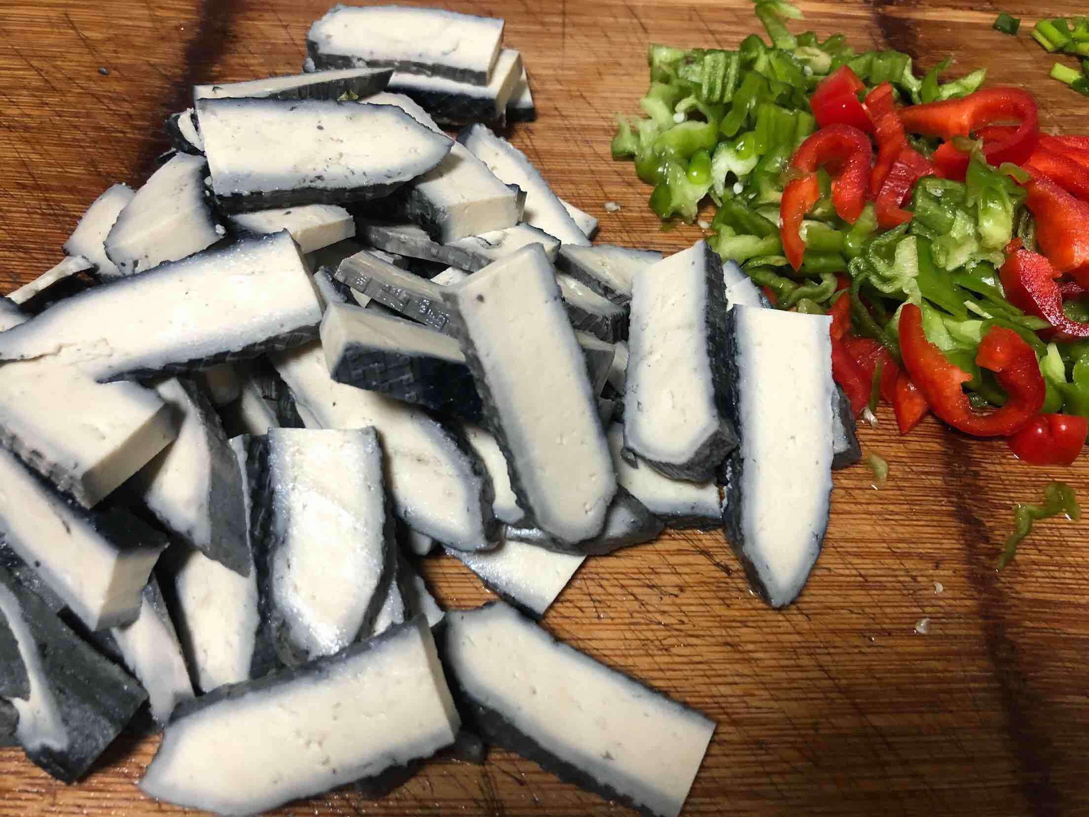 雙椒臭豆腐的做法-家常味炒菜譜-易網<a href=http://www.xllyou.com/ target=_blank class=infotextkey>健康養生</a>網 雙椒臭豆腐的做法-家常味炒菜譜