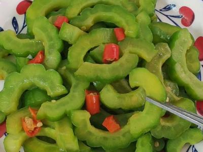 辣炒苦瓜，口感爽脆，香辣又下飯的做法-家常味炒菜譜