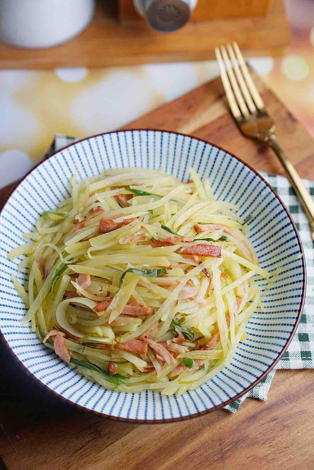 午餐肉炒土豆絲的做法-家常味炒菜譜