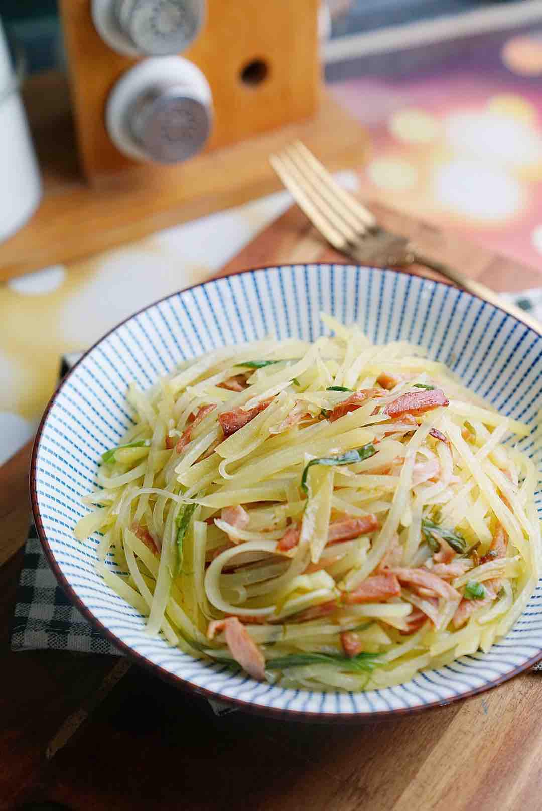 午餐肉炒土豆絲的做法-家常味炒菜譜