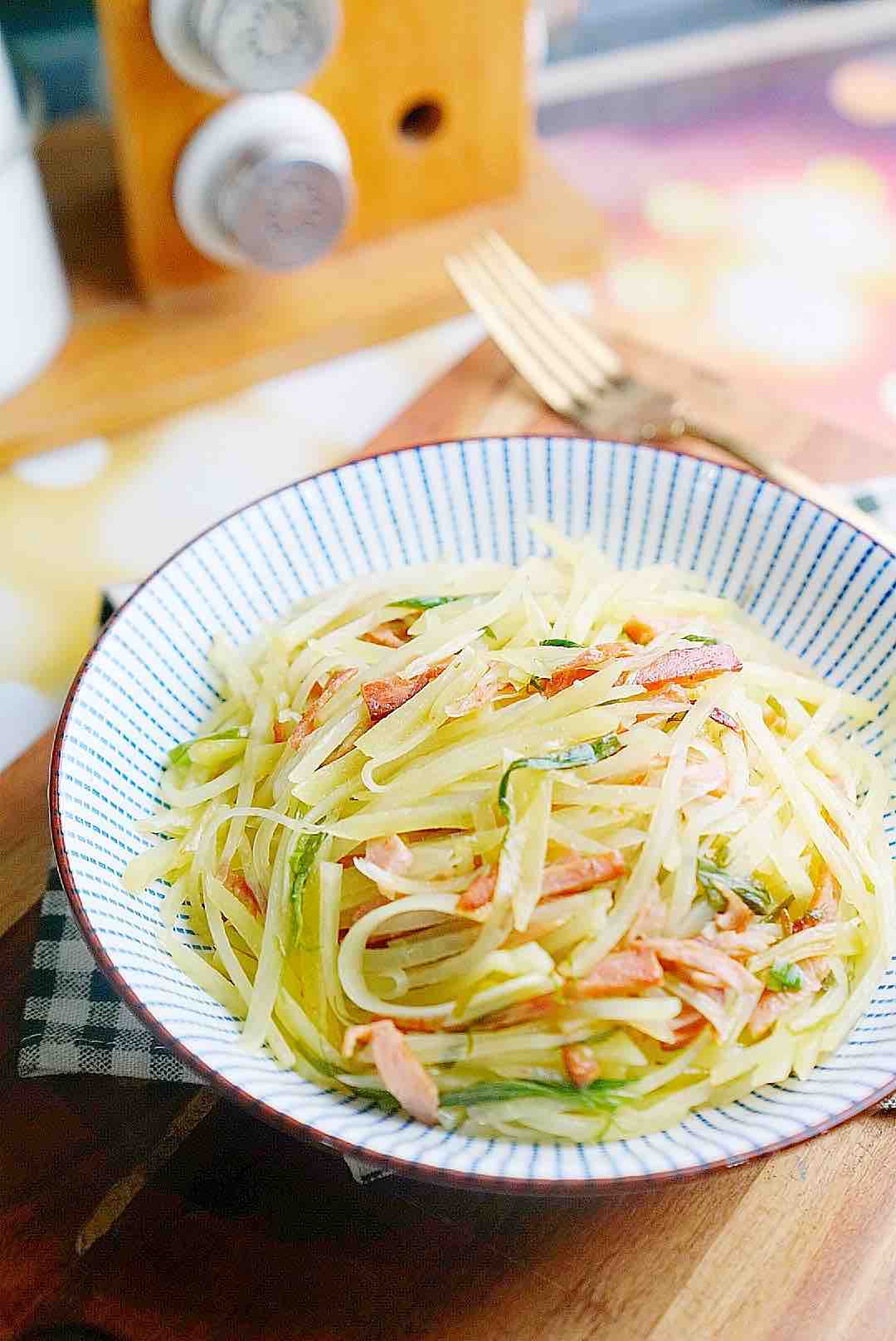 午餐肉炒土豆絲的做法-家常味炒菜譜