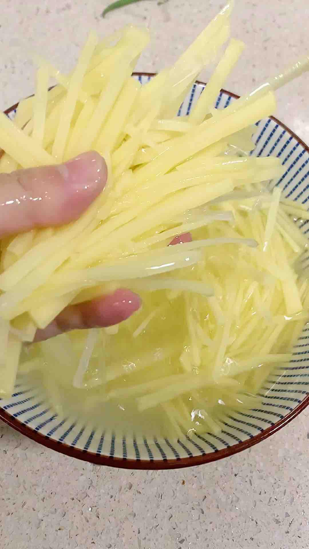 午餐肉炒土豆絲的做法-家常味炒菜譜