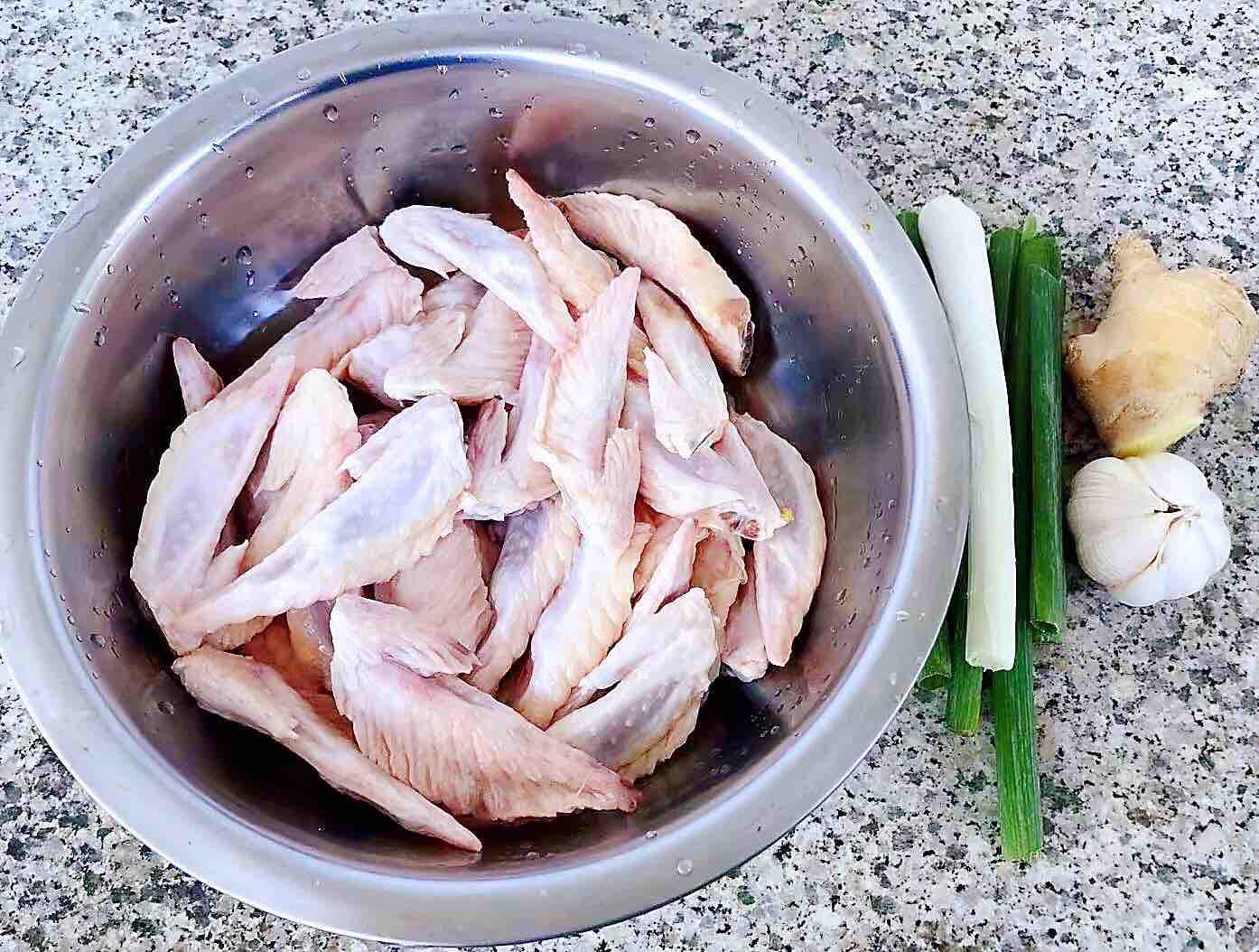 香辣雞翅尖的做法-香辣味燉菜譜-易網<a href=http://www.xllyou.com/ target=_blank class=infotextkey>健康養生</a>網 香辣雞翅尖的做法-香辣味燉菜譜