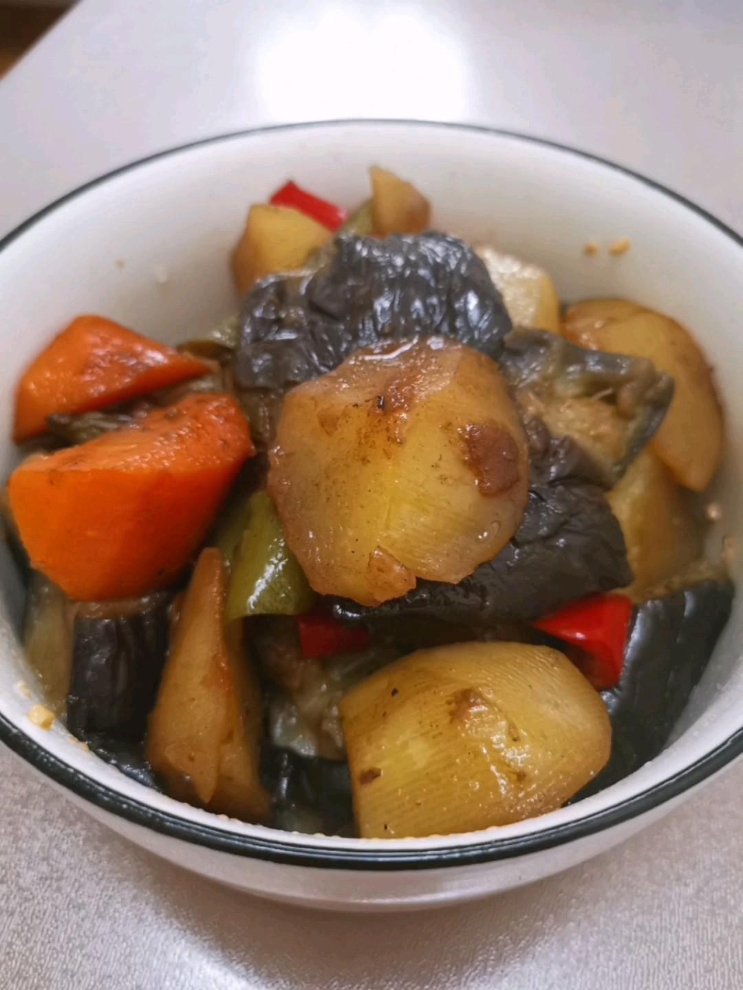 多了胡蘿卜的地三鮮的做法-家常味炒菜譜