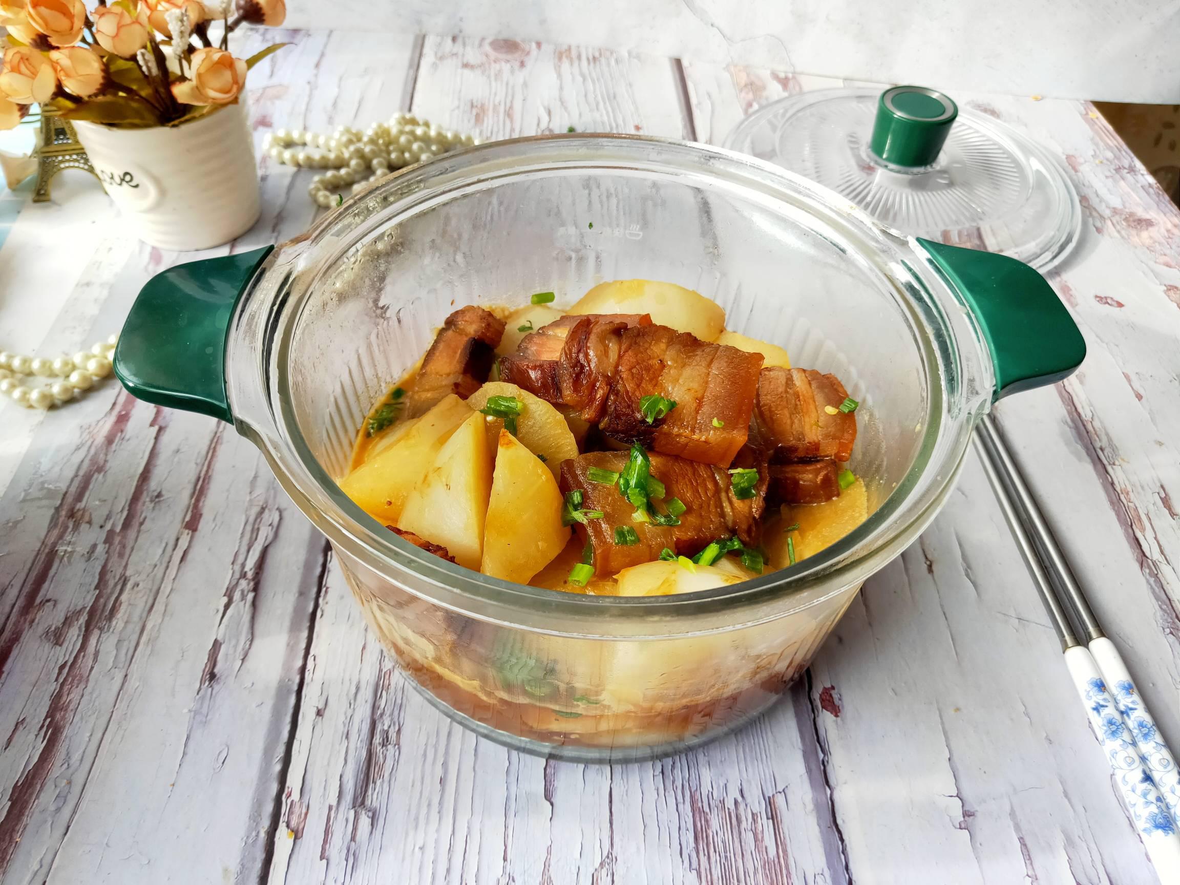 冬天就吃美味有營養(yǎng)的臘肉煨蘿卜的做法-咸鮮味燉菜譜